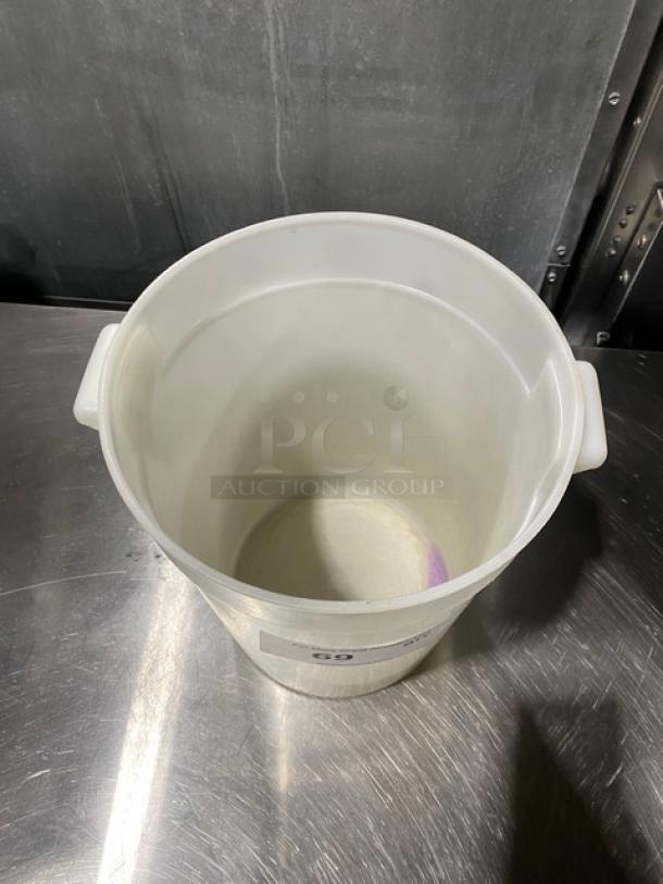 Cambro Commercial White Polycarbonate Food Storage Container! With Handles! - Image 2 of 4