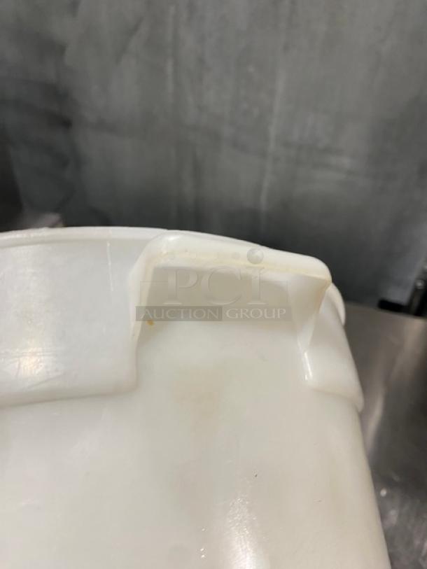 Cambro Commercial White Polycarbonate Food Storage Container! With Handles! - Image 4 of 4