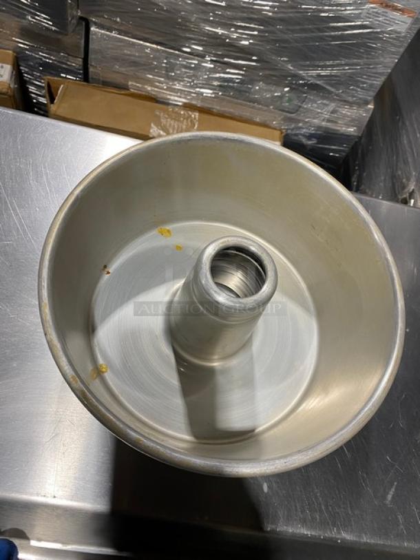 Commercial Round Tube/Bundt Cake Ring-Mold Baking Pans! ALL ONE MONEY! - Image 3 of 4