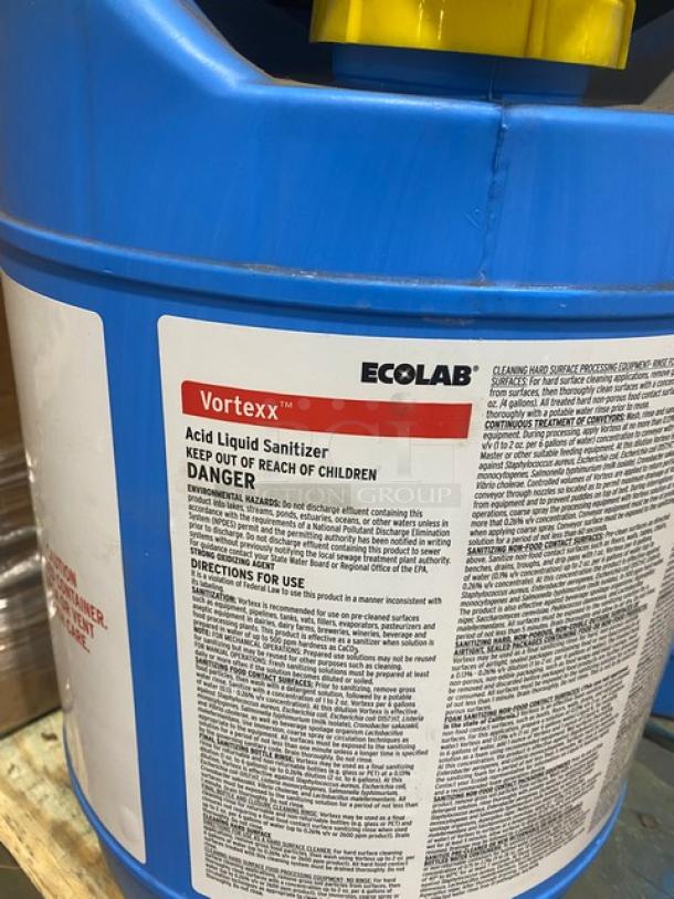 BRAND NEW! MIXED PALLET! Tablecraft Commercial Clear High Density 12 Oz. Wide Mouth Squeeze Bottles! Model: 11253CHD01! With R3 Redistribution Commercial White 10”x10”x5” Cake/Bakery Boxes! Model: J27B03! With EcoLab Vortexx Commercial 4 Gal. Acid Liquid Sanitizer! Model: 6300862! With Cal-Mil Sierra Series Commercial Clear Pastry Drawer! 15X Your Bid! - Image 9 of 10