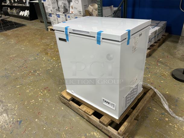 NEW! Black Diamond By Adcraft! 2022 Late Model! Commercial White Powder-Coated Free Standing Chest Freezer! With Poly Coated Wire Basket! Model: BDCF-5 SN: D40654099355000083! 115V! - Image 2 of 5