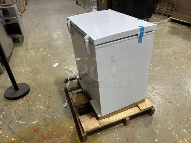 NEW! Black Diamond By Adcraft! 2022 Late Model! Commercial White Powder-Coated Free Standing Chest Freezer! With Poly Coated Wire Basket! Model: BDCF-5 SN: D40654099355000083! 115V! - Image 3 of 5