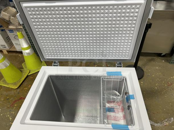 NEW! Black Diamond By Adcraft! 2022 Late Model! Commercial White Powder-Coated Free Standing Chest Freezer! With Poly Coated Wire Basket! Model: BDCF-5 SN: D40654099355000083! 115V! - Image 4 of 5