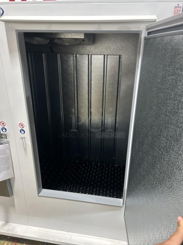 NEW! Scratch-N-Dent! Leer Commercial White Powder Coated 73" Outdoor Packaged Ice Merchandiser Freezer! With Double Lockable Durapon Steel Doors!  Model: L075UASP SN: 230621974! 115V! - Image 5 of 8