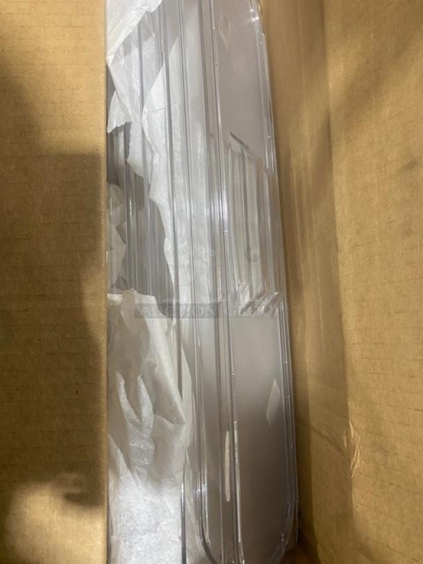 BRAND NEW! Carlisle Commercial Clear Polycarbonate 1/2 Size Long Universal Food Pan Covers! With Top Handle! 6/Case! Model: 10250U07! ALL ONE MONEY! - Image 4 of 6