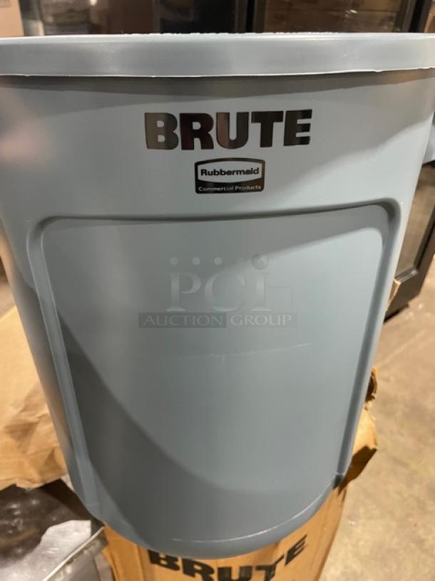 BRAND NEW! Rubbermaid BRUTE Series Commercial Gray Round 10 Gal. Trash/Waste Bin! With Handles! Model: FG261000GRAY! 6X Your Bid! - Image 2 of 6