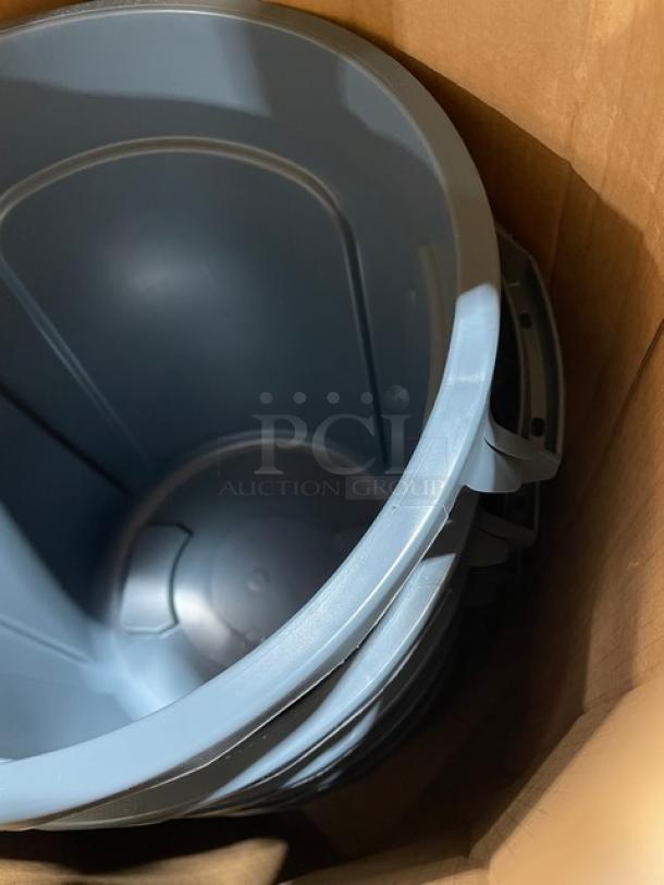 BRAND NEW! Rubbermaid BRUTE Series Commercial Gray Round 10 Gal. Trash/Waste Bin! With Handles! Model: FG261000GRAY! 6X Your Bid! - Image 4 of 6