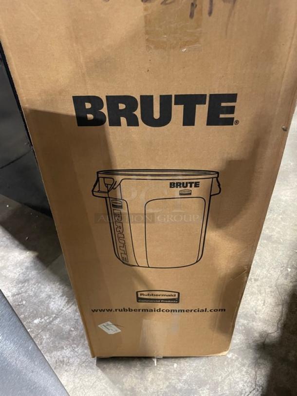 BRAND NEW! Rubbermaid BRUTE Series Commercial Gray Round 10 Gal. Trash/Waste Bin! With Handles! Model: FG261000GRAY! 6X Your Bid! - Image 5 of 6