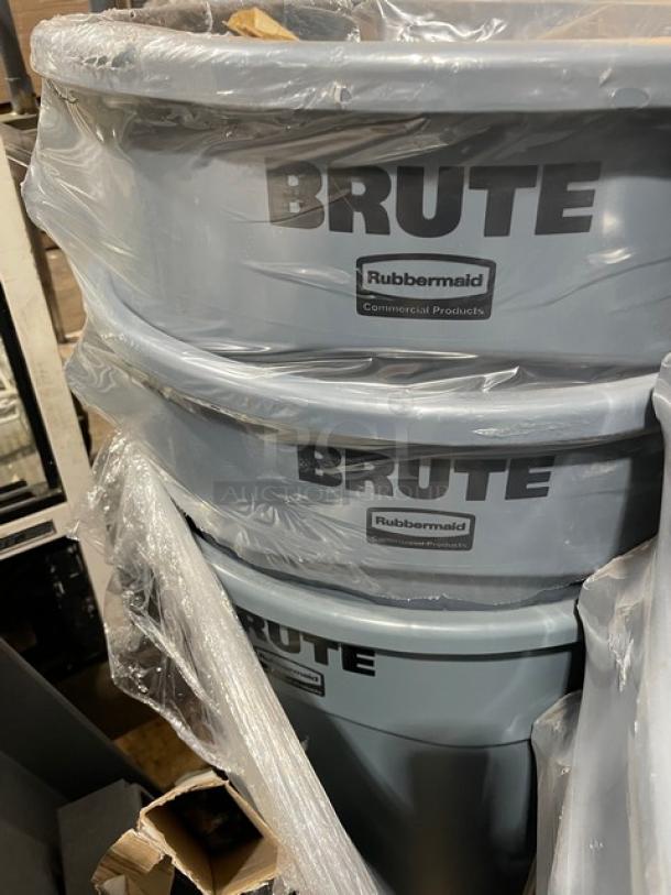BRAND NEW! Rubbermaid BRUTE Series Commercial Gray Heavy Duty 32 Gal. Round Trash/Waste Bins! With Non-Slip Handles & Liner Cinches! With Molded Grip Base! Model: FG263200GRAY! 3X Your Bid! - Image 3 of 3
