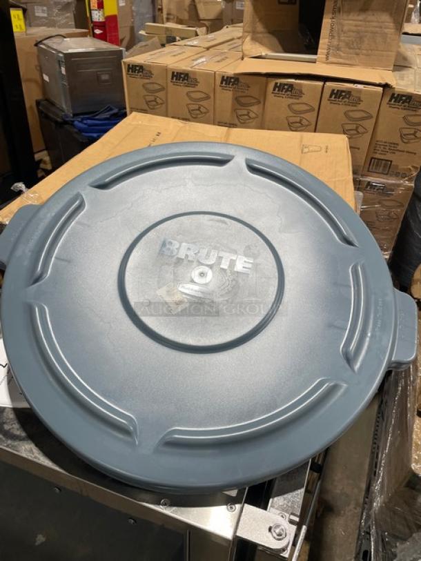 BRAND NEW! Rubbermaid BRUTE Series Commercial Gray Round 44 Gal. Trash Lid/Cover! Model: FG264560GRAY! 3X Your Bid! - Image 2 of 5