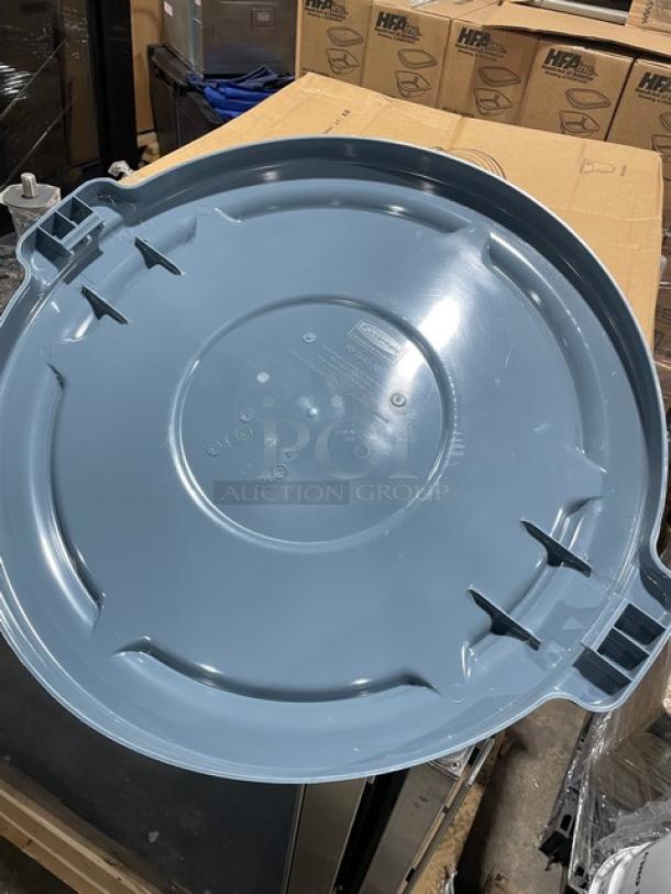 BRAND NEW! Rubbermaid BRUTE Series Commercial Gray Round 44 Gal. Trash Lid/Cover! Model: FG264560GRAY! 3X Your Bid! - Image 3 of 5