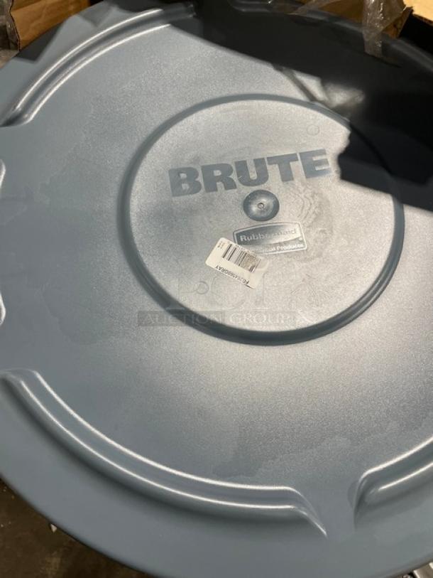 BRAND NEW! Rubbermaid BRUTE Series Commercial Gray Round 44 Gal. Trash Lid/Cover! Model: FG264560GRAY! 3X Your Bid! - Image 4 of 5