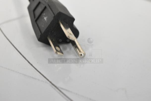 BRAND NEW SCRATCH AND DENT! Avantco 178AWT60R Stainless Steel Commercial 60" Worktop Refrigerator with 3 1/2" Backsplash on Commercial Casters. 115 Volts, 1 Phase. Tested and Working! - Image 7 of 9