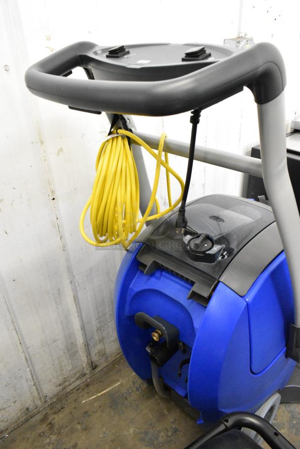BRAND NEW SCRATCH AND DENT! Clarke EX40 18LX 18" Corded Carpet Extractor - 10 Gallon Tested and Working! - Image 5 of 8