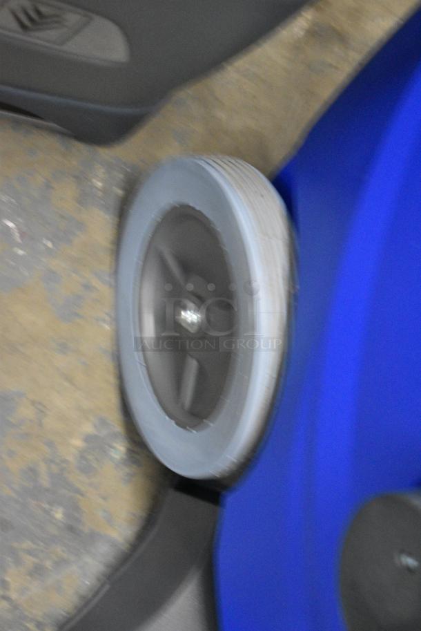 BRAND NEW SCRATCH AND DENT! Clarke EX40 18LX 18" Corded Carpet Extractor - 10 Gallon Tested and Working! - Image 6 of 8