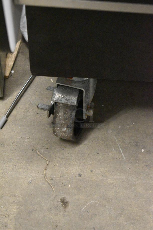 BRAND NEW SCRATCH AND DENT! Federal RSSM560SC-3 Metal Commercial Open Grab N Go Merchandiser on Commercial Casters. 120/208-240 Volts, 1 Phase. - Image 5 of 6