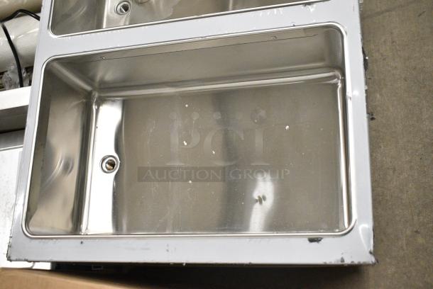 BRAND NEW SCRATCH AND DENT! 2024 ServIt 423EST4WS500 Stainless Steel Commercial Four Pan Sealed Well Electric Steam Table with Adjustable Undershelf. 120 Volts, 1 Phase. Cannot Test Due To Plug Style - Image 5 of 10