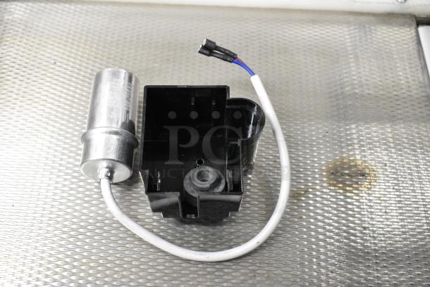 2 BRAND NEW SCRATCH AND DENT! Items Including 42515SLIC532 Hobart 15SLICE-5/32-SS 5/32" Stainless Steel Slicing Plate. 2 Times Your Bid! - Image 2 of 9