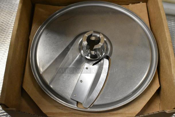2 BRAND NEW SCRATCH AND DENT! Items Including 42515SLIC532 Hobart 15SLICE-5/32-SS 5/32" Stainless Steel Slicing Plate. 2 Times Your Bid! - Image 8 of 9