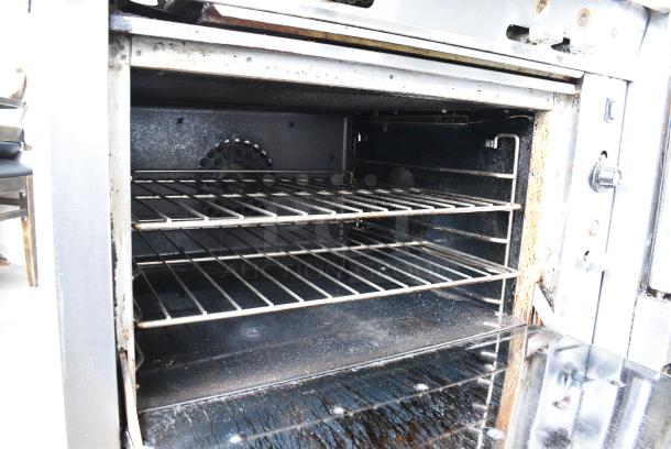 Montague Vectaire Stainless Steel Commercial Natural Gas Powered 4 Burner Range w/ CONVECTION Oven on Commercial Casters. - Image 4 of 12