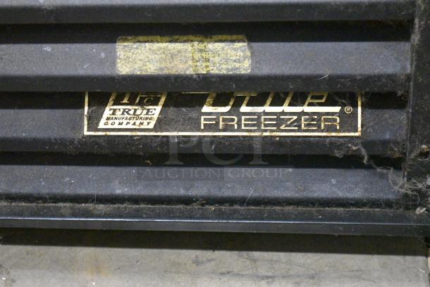True GDM-49F-LD Metal Commercial 2 Door Reach In Freezer Merchandiser w/ Poly Coated Racks. 115/208-230 Volts, 1 Phase. Tested and Working! - Image 3 of 5
