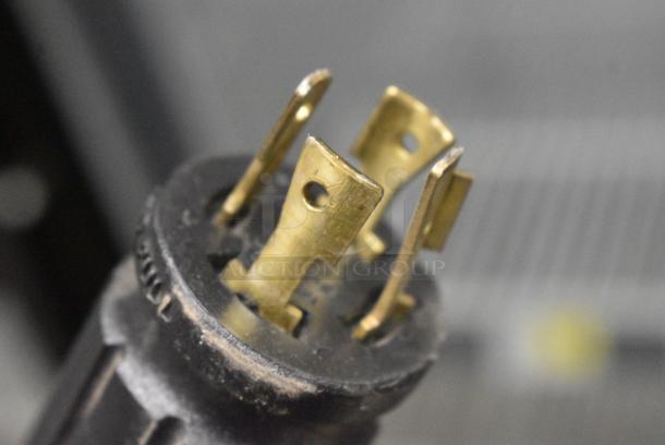 True GDM-49F-LD Metal Commercial 2 Door Reach In Freezer Merchandiser w/ Poly Coated Racks. 115/208-230 Volts, 1 Phase. Tested and Working! - Image 4 of 5