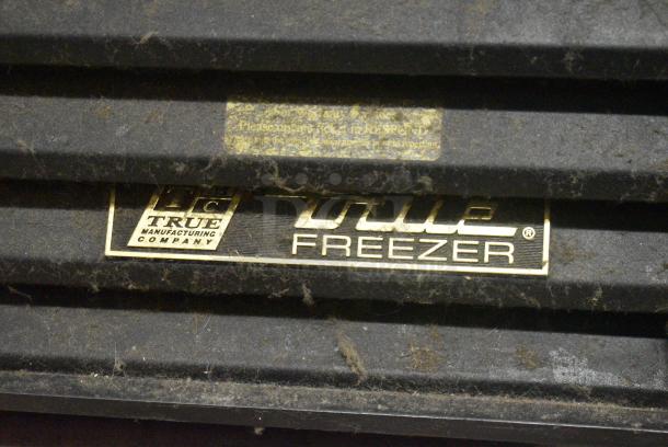 True GDM-49F-LD Metal Commercial 2 Door Reach In Freezer Merchandiser w/ Poly Coated Racks. 115/208-230 Volts, 1 Phase. Tested and Working! - Image 3 of 7