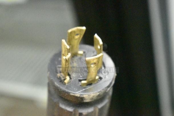 True GDM-49F-LD Metal Commercial 2 Door Reach In Freezer Merchandiser w/ Poly Coated Racks. 115/208-230 Volts, 1 Phase. Tested and Working! - Image 4 of 7