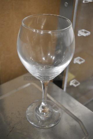 BRAND NEW SCRATCH AND DENT! Box of 10 5535513B Acopa Bouquet 13.5 oz. Wine Glass