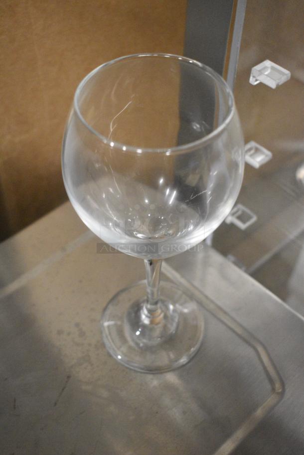 BRAND NEW SCRATCH AND DENT! Box of 10 5535513B Acopa Bouquet 13.5 oz. Wine Glass - Image 4 of 5