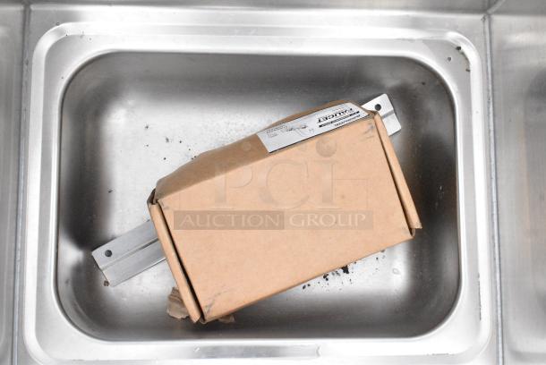 BRAND NEW SCRATCH AND DENT! Regency 600HS17SP 17" x 15" Wall-Mounted Hand Sink with Gooseneck Faucet and Side Splash - Image 2 of 7