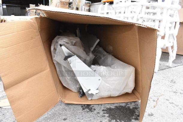 BRAND NEW SCRATCH AND DENT! Avantco 17815543 Lid for APT-60-HC and SS-PT-60 Series - Image 2 of 3