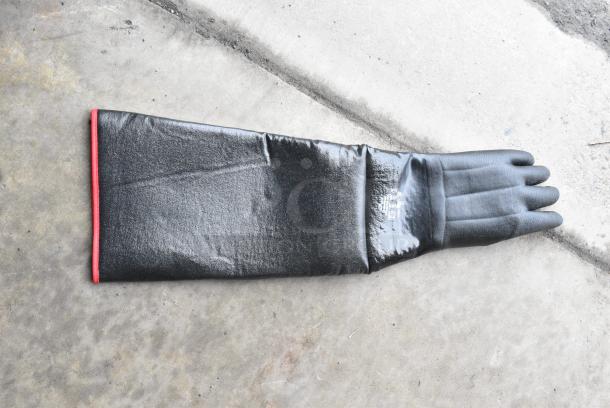 BRAND NEW SCRATCH AND DENT! 3946781R14510 Showa Black Cotton-Lined Neoprene Insulated Rough Grip Gloves - Image 3 of 6