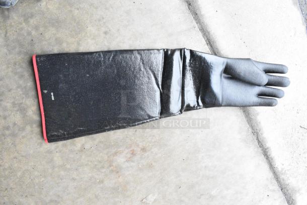 BRAND NEW SCRATCH AND DENT! 3946781R14510 Showa Black Cotton-Lined Neoprene Insulated Rough Grip Gloves - Image 4 of 6