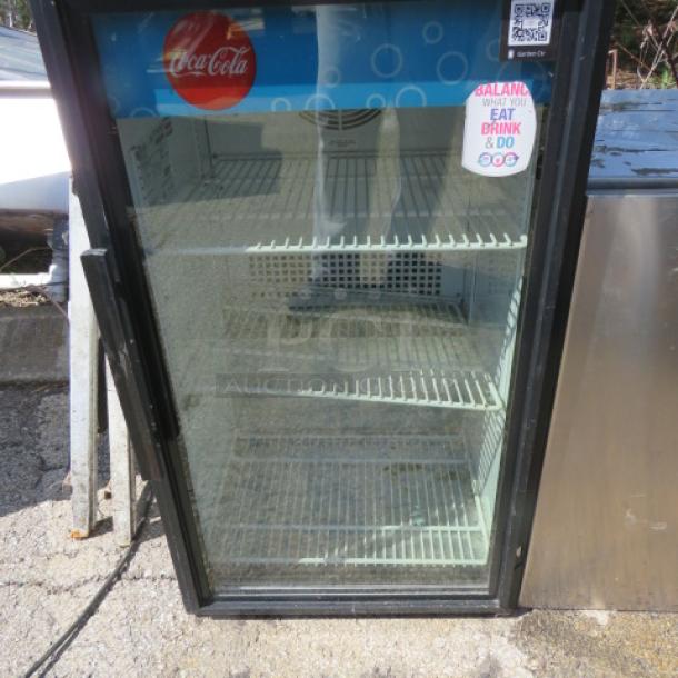 One WORKING True Countertop Glass Door Display Cooler With 3 Racks, Model# GDM-06-LD. 115 Volt. 20.5X25.5X35.5. - Image 1 of 2