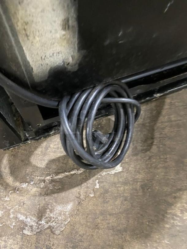 Universal Nolin Commercial Black Single Glass Door Reach In Beverage Merchandiser Refrigerator! With Poly Coated Wire Rack! Model: MC260-1! 120V 1 Phase! - Image 7 of 7