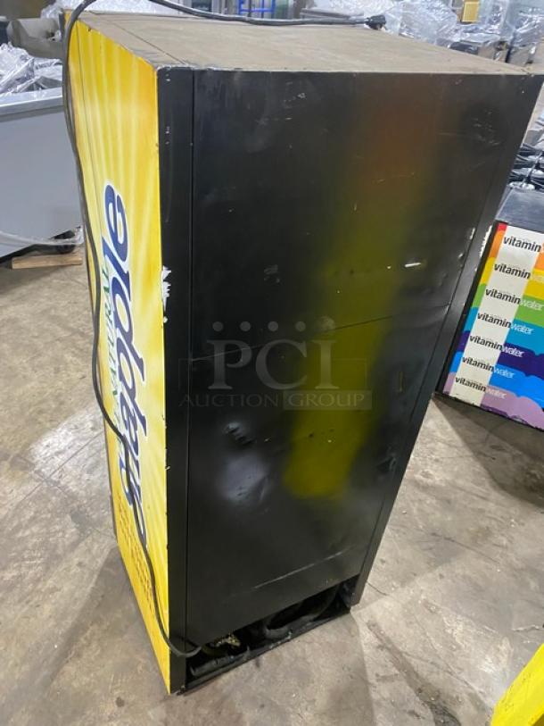 True Snapple Style Commercial Black Single Glass Door Reach In Merchandiser Refrigerator! With Poly Coated Wire Racks! Model: GDM-12 SN: 11800502! 115V 1 Phase! - Image 4 of 7