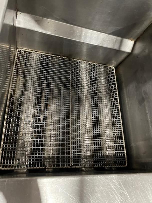 Vulcan Commercial Stainless Steel Natural Gas Powered Double Bay Deep Fat Fryer! With Back Splash & Basket Hangers! With Frying Baskets! Model: 2GR45MF SN: 48-1650173! On Casters! - Image 6 of 9