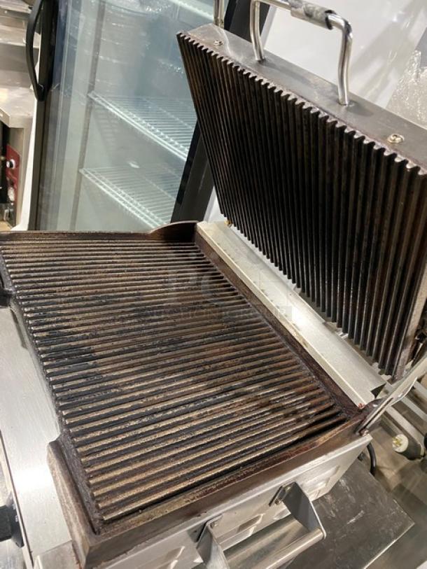 Cecilware Commercial Stainless Steel Electric Powered Countertop Panini Sandwich Press Grill! With Thermostatic Control! With Grooved Grates & Side Handles! Model: SG-1LG-120 SN: N727446! 120V! On Legs! - Image 6 of 9