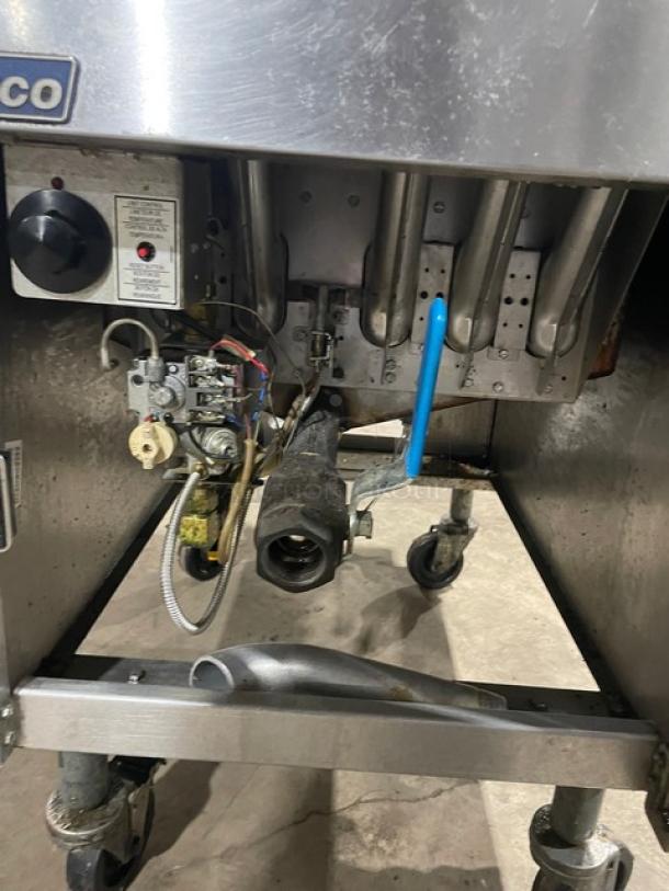 Pitco Commercial Stainless Steel Natural Gas Powered Deep Fat Fryer! With Back Splash & Basket Hanger! Model: SG18-S SN: G21ED035712! On Casters! - Image 6 of 8