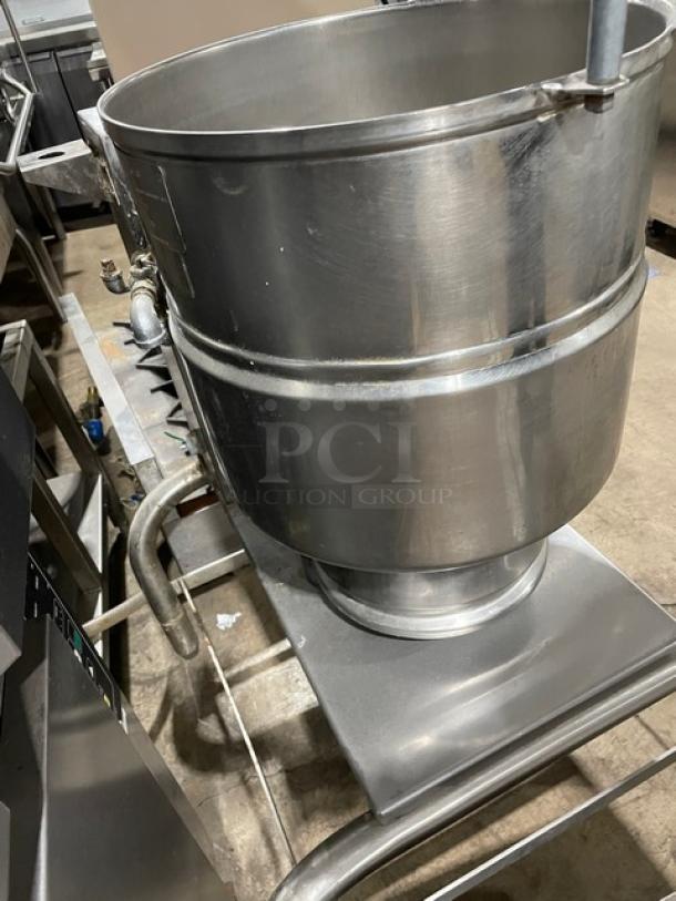 Groen! 2017! Late Model! Commercial Stainless Steel Electric Powered 2/3 Steam Jacketed 40 Qt. Tilting Steam Kettle! With Smooth Action Hand Tilting Crank! Mounted On Equipment Stand! Model: TDB-40 SN: 100883! 208V 3 Phase! On Legs! - Image 4 of 9