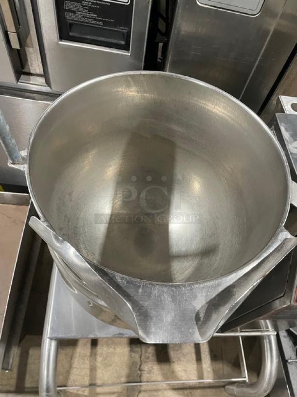 Groen! 2017! Late Model! Commercial Stainless Steel Electric Powered 2/3 Steam Jacketed 40 Qt. Tilting Steam Kettle! With Smooth Action Hand Tilting Crank! Mounted On Equipment Stand! Model: TDB-40 SN: 100883! 208V 3 Phase! On Legs! - Image 5 of 9