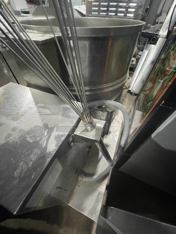 Groen! 2018 Late Model! Commercial Stainless Steel Electric Powered Self Contained 40 Gal. Steam Jacketed Tilting Steam Kettle! With Manual Tilt Crank & Butterfly-Shaped Pour Lip! With Wire Whisk! Model: DEE/4-40 SN: 100893! 208V 3 Phase! On Legs! - Image 4 of 8