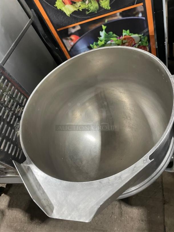 Groen! 2018 Late Model! Commercial Stainless Steel Electric Powered Self Contained 40 Gal. Steam Jacketed Tilting Steam Kettle! With Manual Tilt Crank & Butterfly-Shaped Pour Lip! With Wire Whisk! Model: DEE/4-40 SN: 100893! 208V 3 Phase! On Legs! - Image 6 of 8