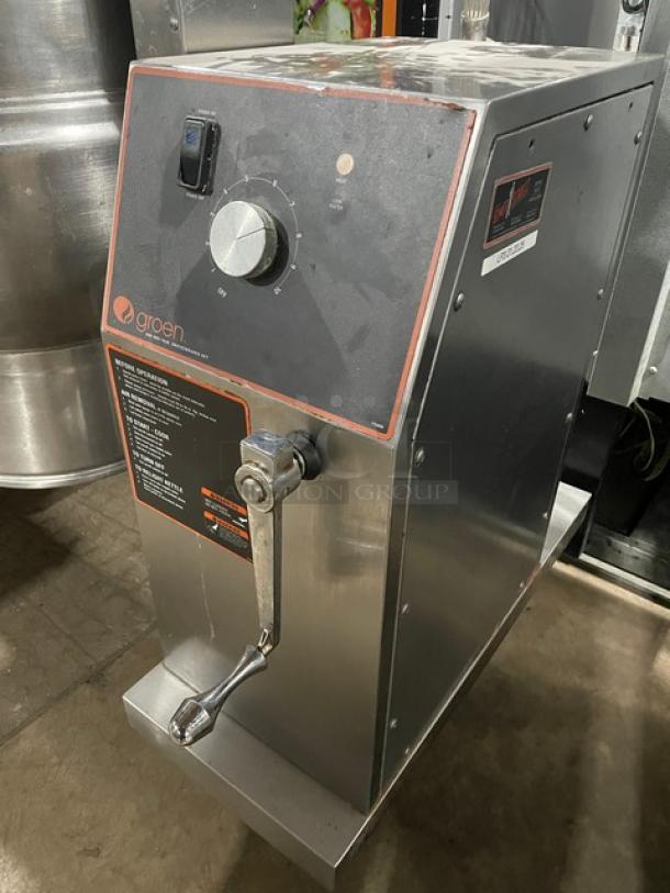 Groen! 2018 Late Model! Commercial Stainless Steel Electric Powered Self Contained 40 Gal. Steam Jacketed Tilting Steam Kettle! With Manual Tilt Crank & Butterfly-Shaped Pour Lip! With Wire Whisk! Model: DEE/4-40 SN: 100893! 208V 3 Phase! On Legs! - Image 7 of 8