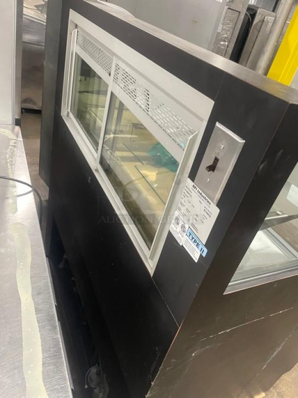 RPI Industries Commercial Black Powder Coated Multi-Level Refrigerated Open Grab-N-Go Bakery Merchandiser Display Case! With Upper Non-Refrigerated Dry Display Show Case! With Glass Shelves! With Rear Access Sliding Glass Doors! Model: SCCB48R-CD SN: 03196932! 115V! - Image 4 of 9