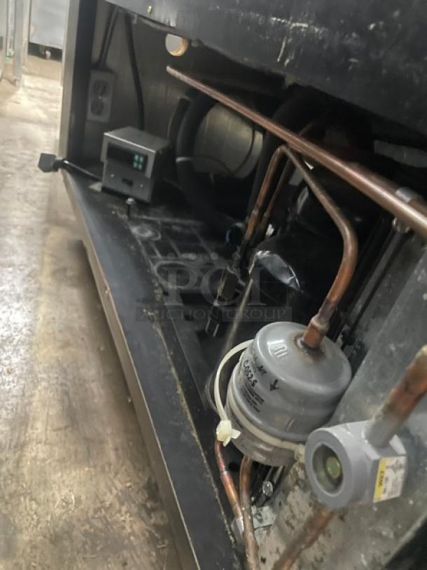 RPI Industries Commercial Black Powder Coated Multi-Level Refrigerated Open Grab-N-Go Bakery Merchandiser Display Case! With Upper Non-Refrigerated Dry Display Show Case! With Glass Shelves! With Rear Access Sliding Glass Doors! Model: SCCB48R-CD SN: 03196932! 115V! - Image 9 of 9