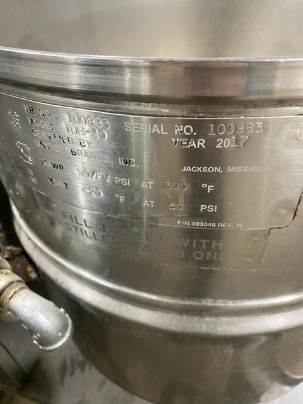 Groen! 2017! Late Model! Commercial Stainless Steel Electric Powered 2/3 Steam Jacketed 40 Qt. Tilting Steam Kettle! With Smooth Action Hand Tilting Crank! Mounted On Equipment Stand! Model: TDB-40 SN: 100883! 208V 3 Phase! On Legs! - Image 7 of 9