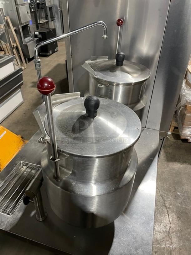 Vulcan Boiler-Base Series Commercial Stainless Steel Natural Gas Powered Dual Compartment Steam Cabinet! With Individual Controls! Model: VHX24G SN: 46-2005342! 120V 1 Phase! On Legs! With Vulcan Commercial Stainless Steel 2/3 Jacketed Direct Steam Double 24 Qt. Tilting Kettles! Mounted On High Cabinet Base! With Single Swivel Deck Faucet! Model: 2T2036D SN: 46-2005343/N323/N324! 115V 1 Phase! On Legs! 2X Your Bid Makes One Unit! - Image 7 of 16