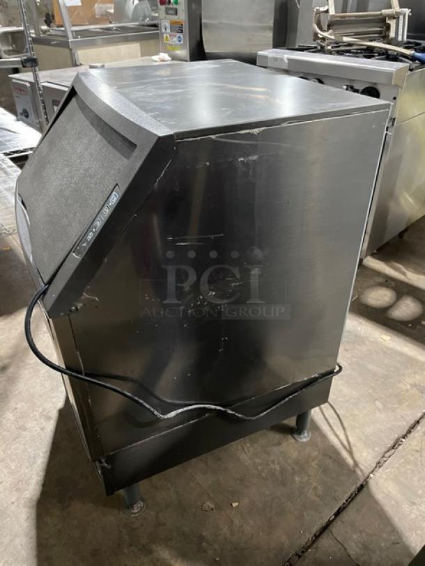 Manitowoc NEO Series Commercial Stainless Steel Air-Cooled Undercounter Half Dice Ice Cube Making Machine! With Built In 90 Lb. Storage Bin! With Slide Back Style Lid! Model: UYF0140A-161B SN: 310479927! 115V 1 Phase! On Legs! - Image 4 of 12